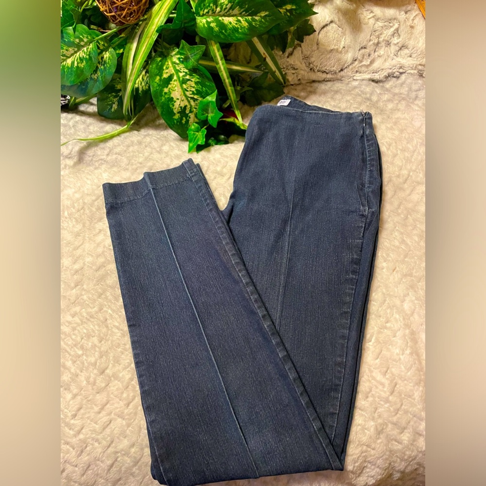 St.John’s Bay Ladies dark denim stretchy side zipperJeans SZ:8 Great pair Jeans